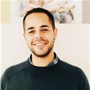 Licenciado en Administración y Dirección de empresas con importante habilidad comunicativa a quien le gusta la enseñanza.